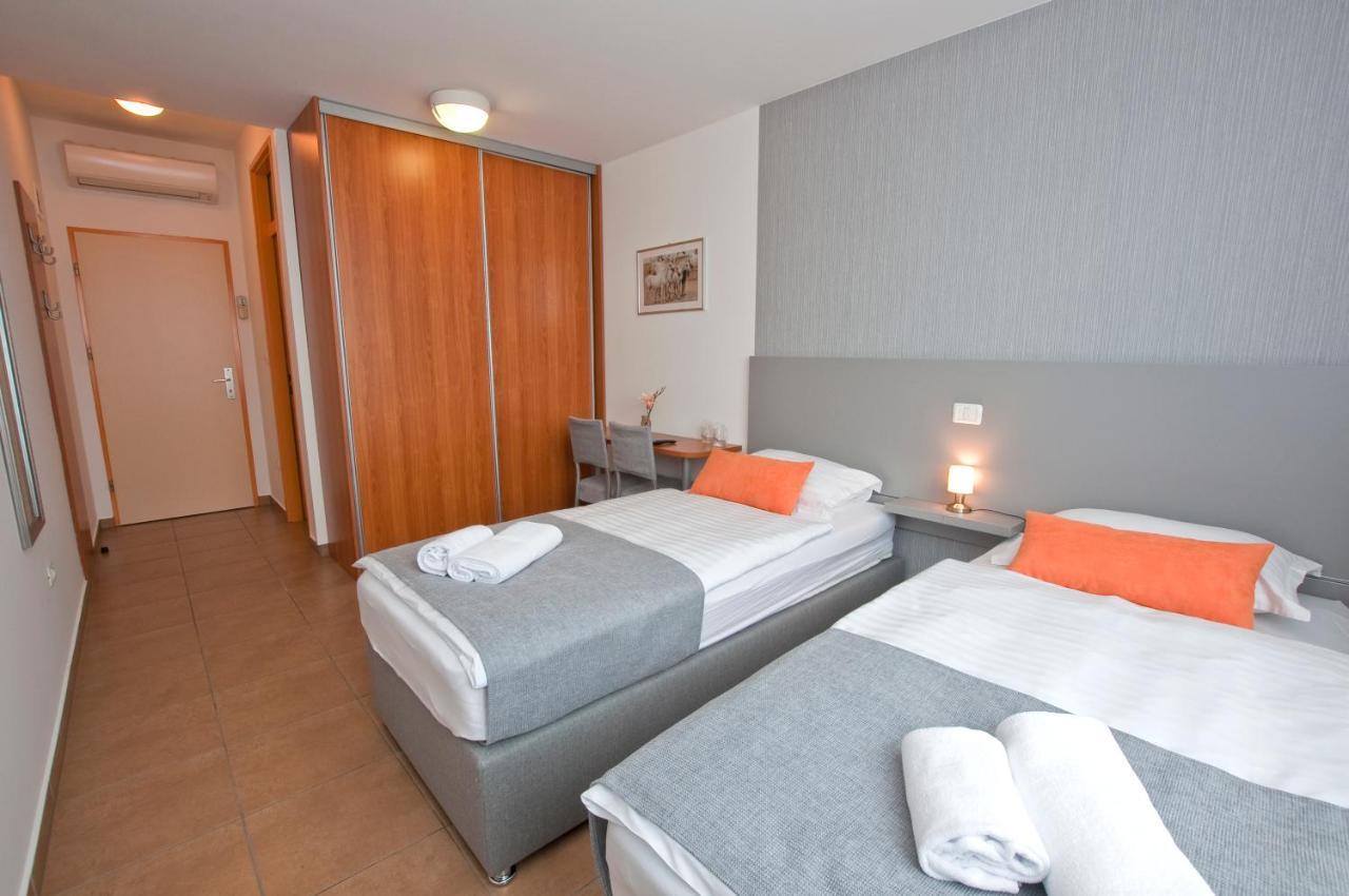 Sobe Rooms Nataly Sežana エクステリア 写真