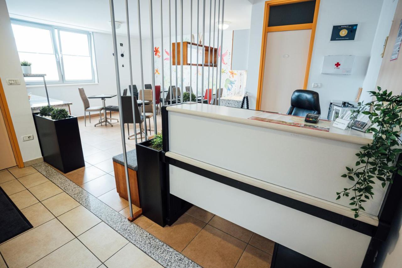 Sobe Rooms Nataly Sežana エクステリア 写真