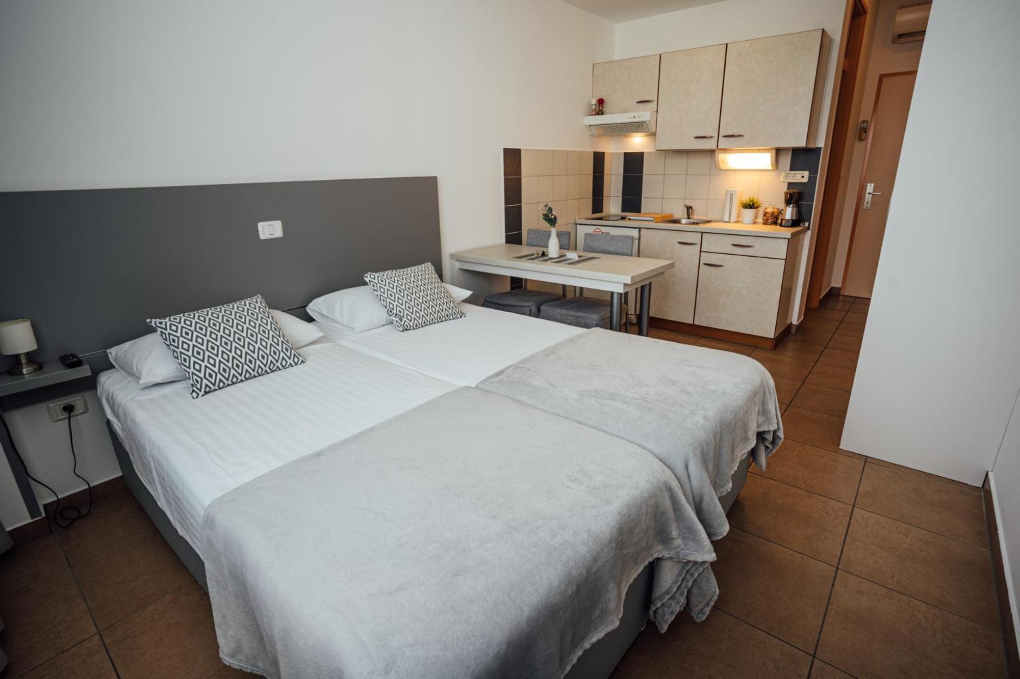 Sobe Rooms Nataly Sežana エクステリア 写真